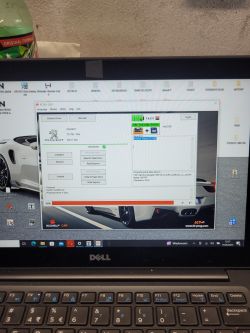Zdjęcie laptopa z otwartym programem KT200 i interfejsem do programowania samochodowego.