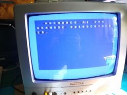 Monitor Daewoo wyświetlający obraz z Commodore 128 w trybie C64 z błędnym, szarym tekstem na niebieskim tle.