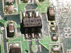 Zbliżenie układu scalonego SMD z oznaczeniem 63M36 na zielonej płytce PCB