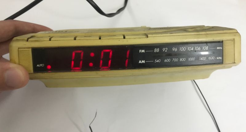 Radiobudzik FIRST ART.NR. 102 od środka. Zegar bez kwarcu, radio bez mikrokontrolera