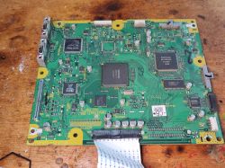Płytka PCB z telewizora plazmowego z różnymi układami scalonymi i złączami.