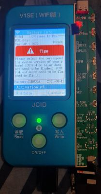 Programator JCID V1SE z podłączonym akumulatorem i komunikatem o wersji iOS