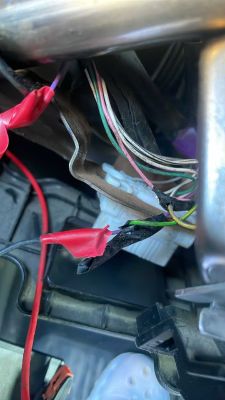 Zbliżenie na wiązkę przewodów z fioletowym kablem w samochodzie Toyota Prius 2016
