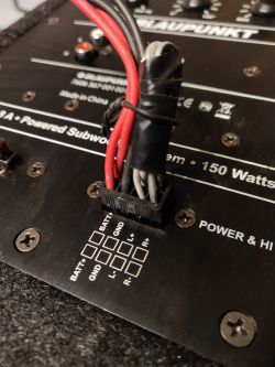 Jak podłączyć tubę? - Poprzedni właściciel ma zmostkowane wyjścia na głośniki