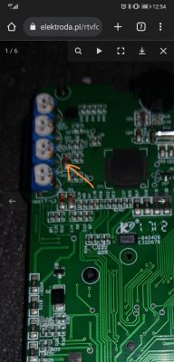 Zbliżenie płytki drukowanej z widocznymi elementami elektronicznymi, w tym zielonkawym nalotem wokół diody.