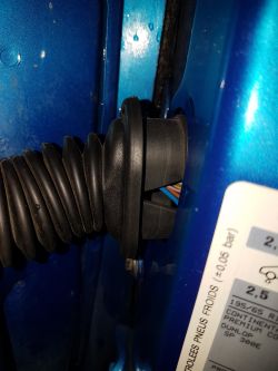 Peugeot 307 2001r. 2.0DHI 90KM - awaria centralnego zamka, otwieranie po zamknięciu