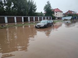 Zalany samochód na ulicy po ulewie.