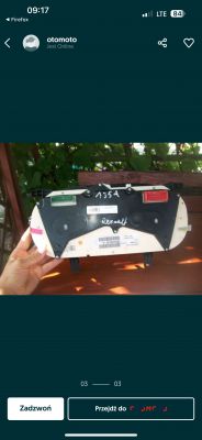 Widok tylnej części licznika samochodowego z widocznymi kolorowymi wtyczkami.