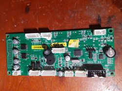 Zdjęcie zielonej płytki drukowanej z różnymi komponentami elektronicznymi i złączami.