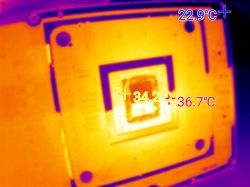 Zdjęcie termowizyjne układu APU konsoli Xbox z zaznaczonymi temperaturami 22,9°C, 34,2°C i 36,7°C.