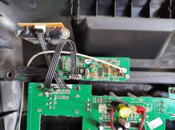 Widok wnętrza kolumny iDance Megabox 2000 z widocznymi płytkami PCB i przewodami