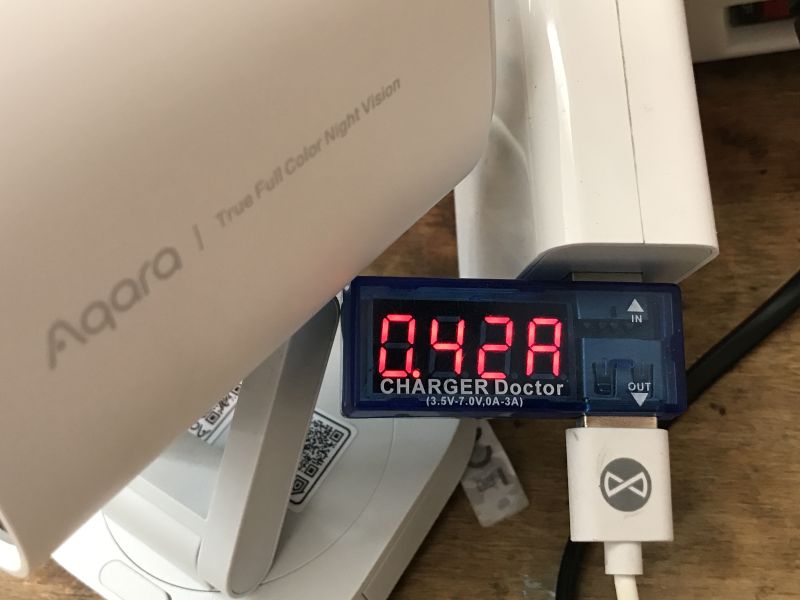 Miernik CHARGER Doctor pokazujący 0.42A podłączony do urządzenia Aqara