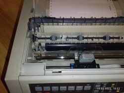 Wnętrze otwartej drukarki OKI Microline 3320 z widocznymi elementami mechanizmu i panelem sterowania.