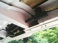 VW T5 2010r - Montaż uniwersalnego siłownika w tylnej klapie