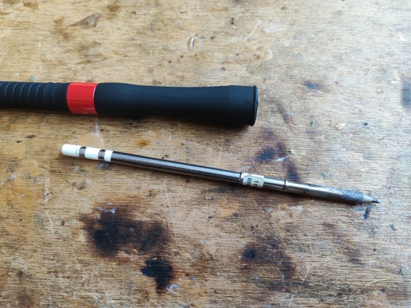 Lutownica Yato YT-82462 z grotem T12 na drewnianym stole.