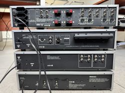 Tylny widok zestawu sprzętu audio DIORA, w skład którego wchodzą amplituner WS 4422, radio AS 6422, equalizer FS 0422 i odtwarzacz kasetowy MDS 4422.