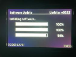 Bildschirm mit Software-Update im Auto und Fortschrittsbalken.