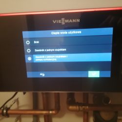 Wyświetlacz sterownika z menu ustawień ciepłej wody użytkowej.