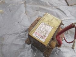 Transformator z etykietą techniczną i czerwonymi przewodami