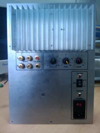 Czy podłaczenie przewodów do subwoofera z odwrotą polaryzacją jest błędne?