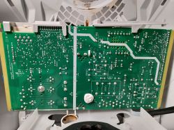 Zbliżenie na zieloną płytkę drukowaną z układem elektronicznym i ścieżkami lutowniczymi.