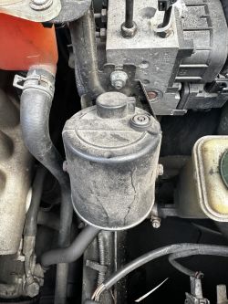 Oryginalna syrenka systemu STER AS10 zamontowana w samochodzie.