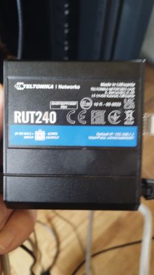 Zdjęcie routera Teltonika RUT240 z widocznymi oznaczeniami i logotypami.