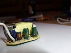 Zdjęcie elementów zasilacza na białym tle.