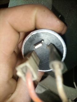 Metalowa beczka z trzema terminalami podłączona do kabli.