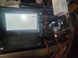 Laptop podłączony do urządzenia Webasto w samochodzie.