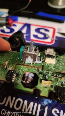 Zbliżenie na uszkodzony joystick na płytce drukowanej konsoli