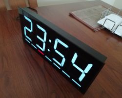 Digitale LED-Uhr mit großen Ziffern Digitaluhr mit LED auf einem Holztisch.