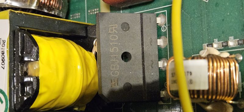 Zbliżenie na mostek prostowniczy GBU 510 w ładowarce na płytce PCB