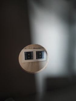 Puste wnęki na gniazdka elektryczne w ścianie.