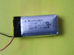 Stara bateria Li‑Po z nadrukiem „PL401225V 135mAh” i dwoma przewodami na zielonym tle