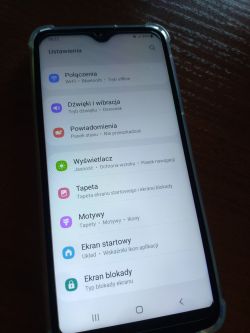 Samsung A20E - Kreska na wyświetlaczu widoczna na niektórych kolorach