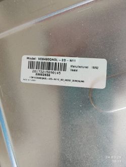 Weißes Etikett mit Barcode und Modellnummer VES490QNDL auf grauer Oberfläche