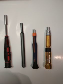 Porównanie zestawów wkrętaków na małe bity.