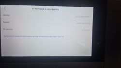 Ekran dotykowy domofonu Hikvision z informacjami o urządzeniu.