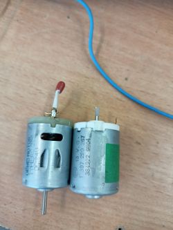 Jak podłączyć taki silnik do układu prawo lewo?