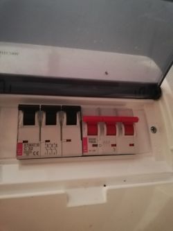 Jak zabezpieczyć pompę ciepła przed przepięciami? Szczegóły instalacji.