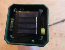 Solarny odstraszacz szkodników wsadzany do ziemi - wnętrze, schemat Solarny odstraszacz szkodników wsadzany do ziemi - wnętrze, schemat