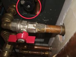 Jak odkręcić zablokowany kurek napełniania w piecu Brotje E/E 24 CTE?