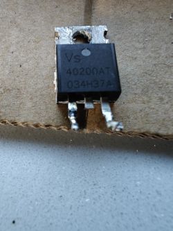 Zbliżenie na tranzystor MOSFET oznaczony jako VS 40200AT 034H37A, leżący na kawałku kartonu.