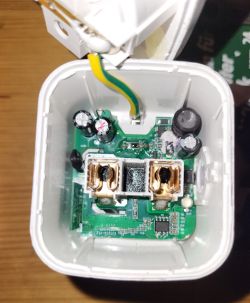 Innenansicht eines zerlegten Netzladegeräts mit sichtbarer Elektronik