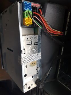 Jak podłączyć AUX do radia BLAUPUNKT DUBLIN C32 bez stałego plusa?