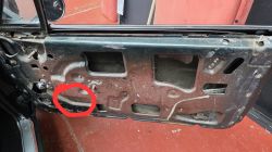 Wewnętrzna strona drzwi Buick Wildcat 1965 z zaznaczonym miejscem na głośnik