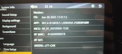 Ekran „System Info” w radiu samochodowym z wersjami OS, APP, MCU i adresem BT MAC