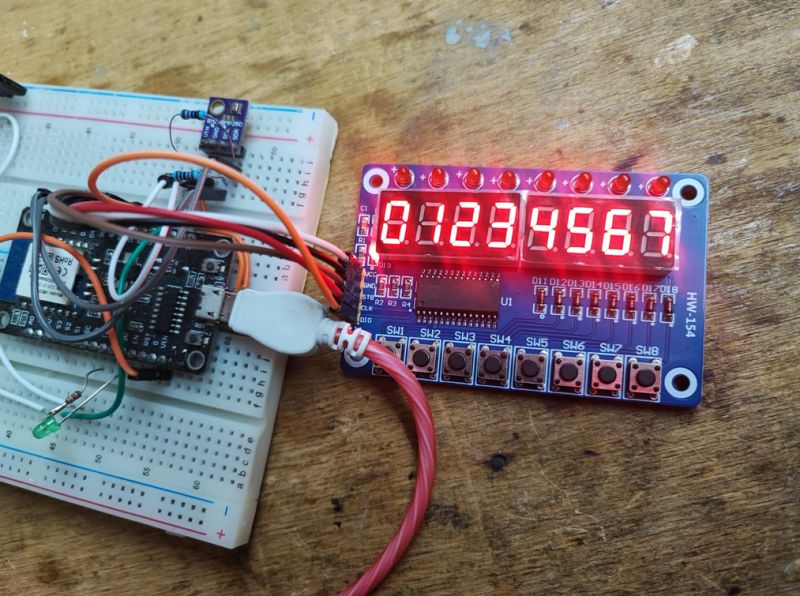 Moduł wyświetlacza 7-segmentowego TM1638 z klawiaturą na płytce testowej