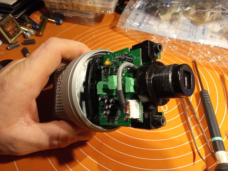 Wnętrze mikrofonu pojemnościowego Samson G Track z widoczną elektroniką.